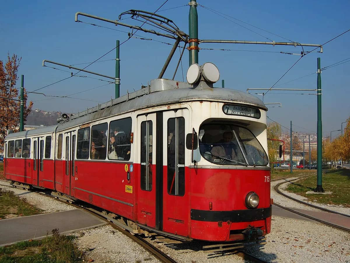 Sarajevski tramvaj na liniji 1 kod Željezničke stanice, 2011. godine