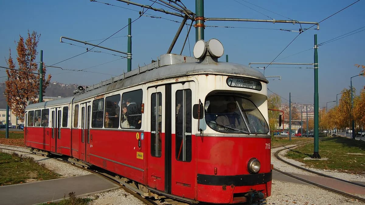Sarajevski tramvaj na liniji 1 kod Željezničke stanice, 2011. godine