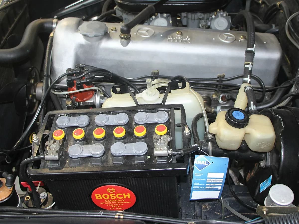 Akumulator u motornom prostoru automobila