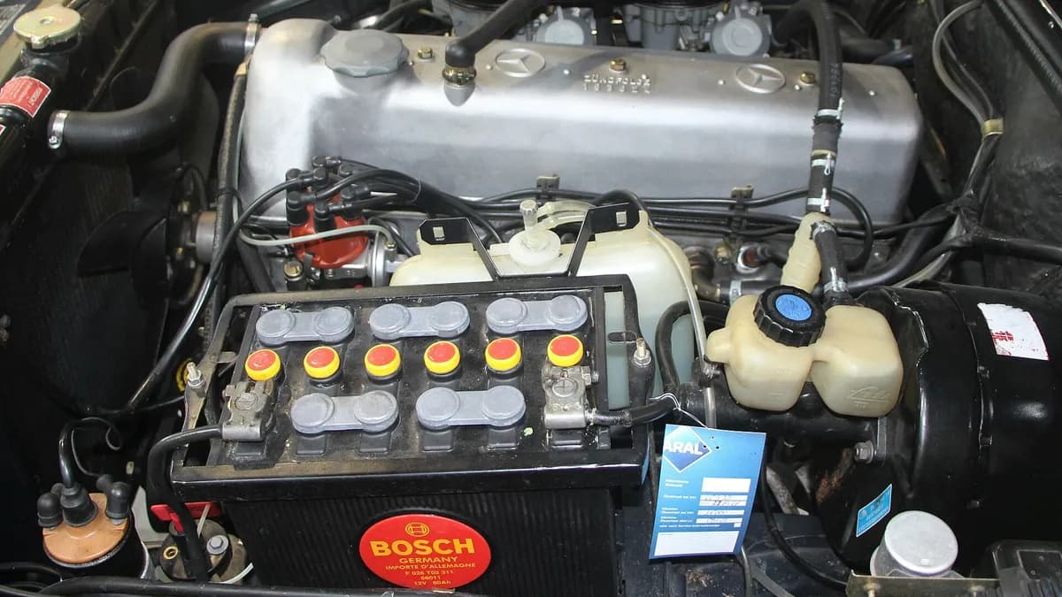 Akumulator u motornom prostoru automobila
