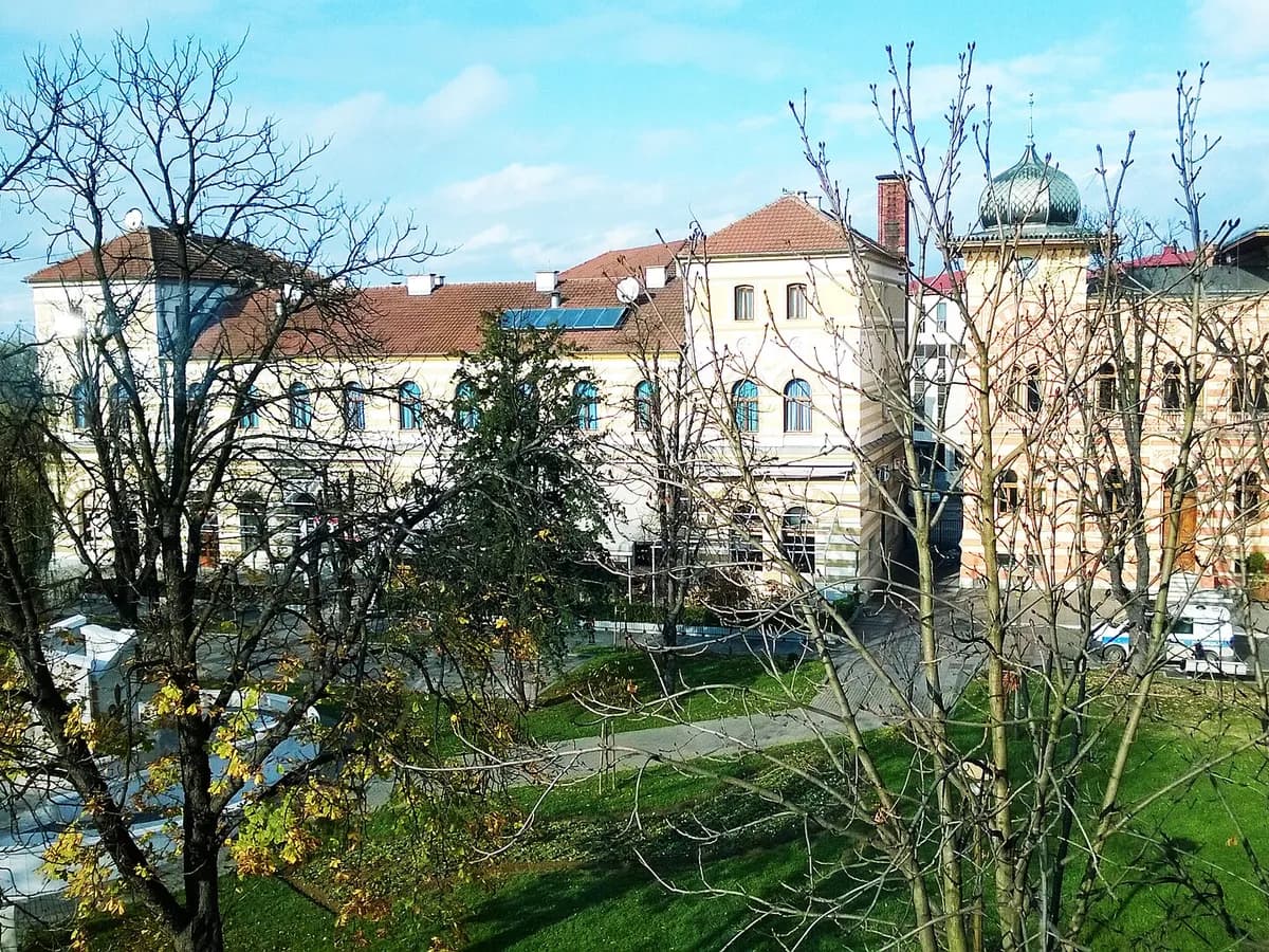 Vijećnica i hotel Posavina u Brčkom.