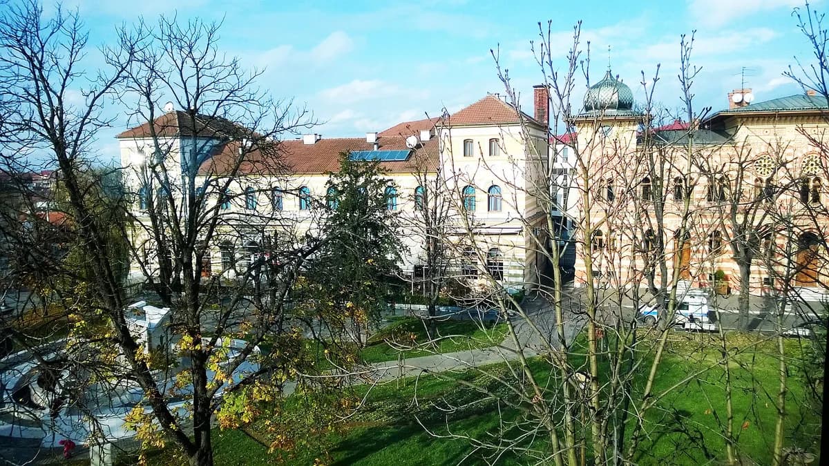 Vijećnica i hotel Posavina u Brčkom.