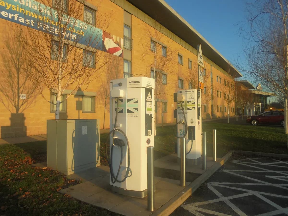 Punjači za električne automobile na odmorištu uz autoput