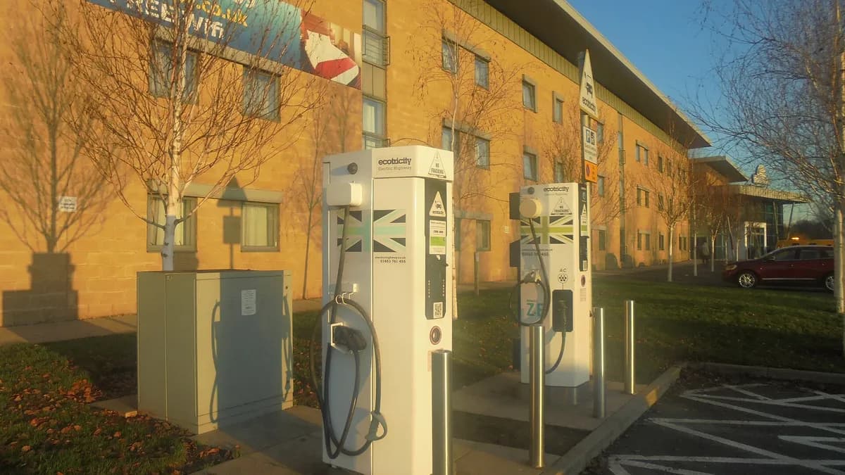 Punjači za električne automobile na odmorištu uz autoput