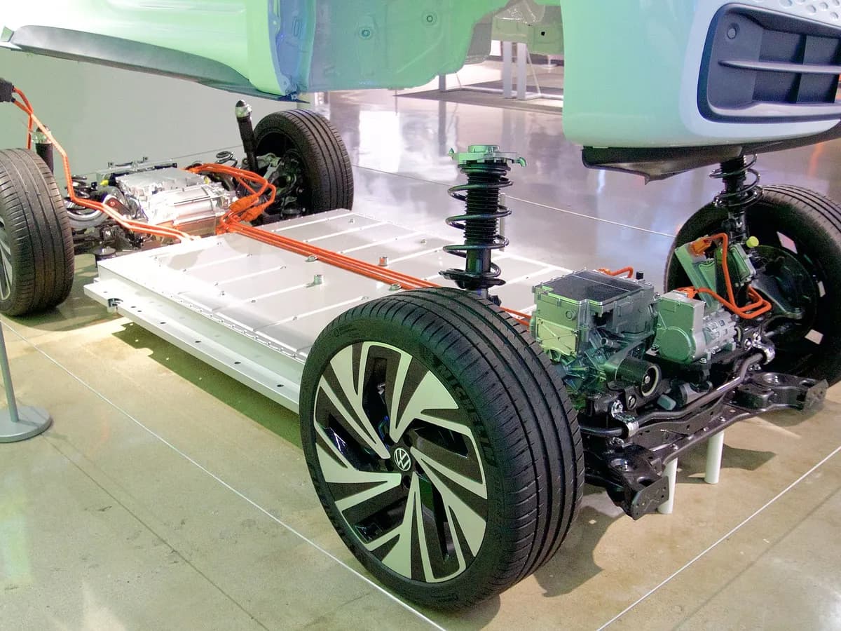 Šasija električnog automobila s baterijom i pogonskim sklopom