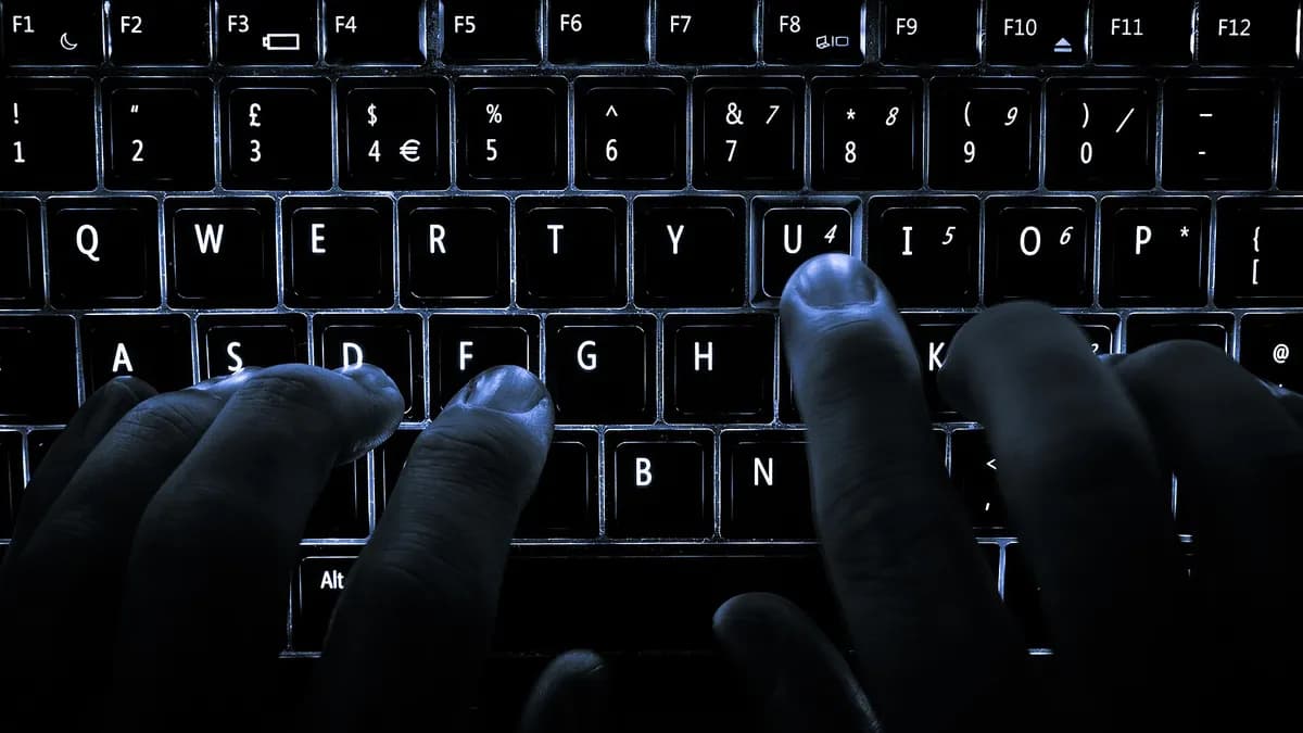 Ilustracija: prsti na osvijetljenoj tastaturi laptopa.
