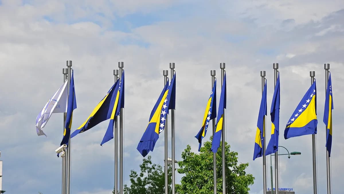 Zastave Bosne i Hercegovine ispred zgrade Parlamentarne skupštine BiH u Sarajevu