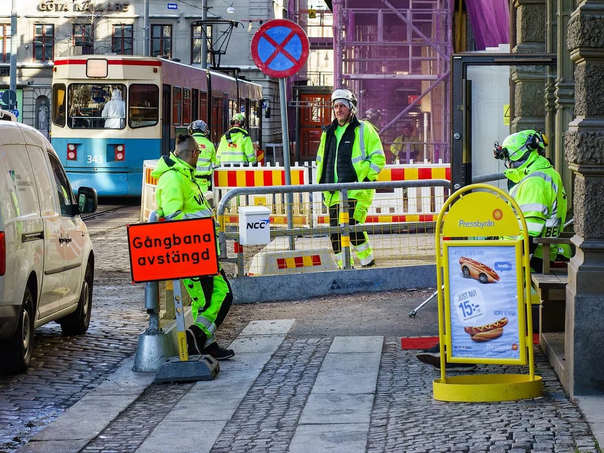 Ilustracija: građevinski radnici na gradilištu u ulici Södra Hamngatan u Göteborgu u Švedskoj.