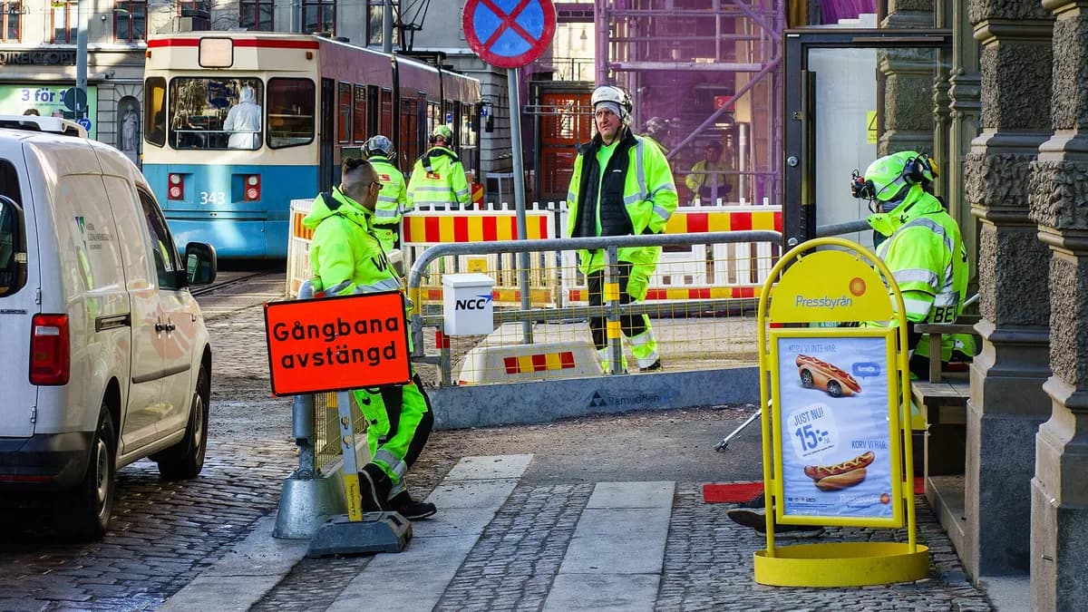 Ilustracija: građevinski radnici na gradilištu u ulici Södra Hamngatan u Göteborgu u Švedskoj.
