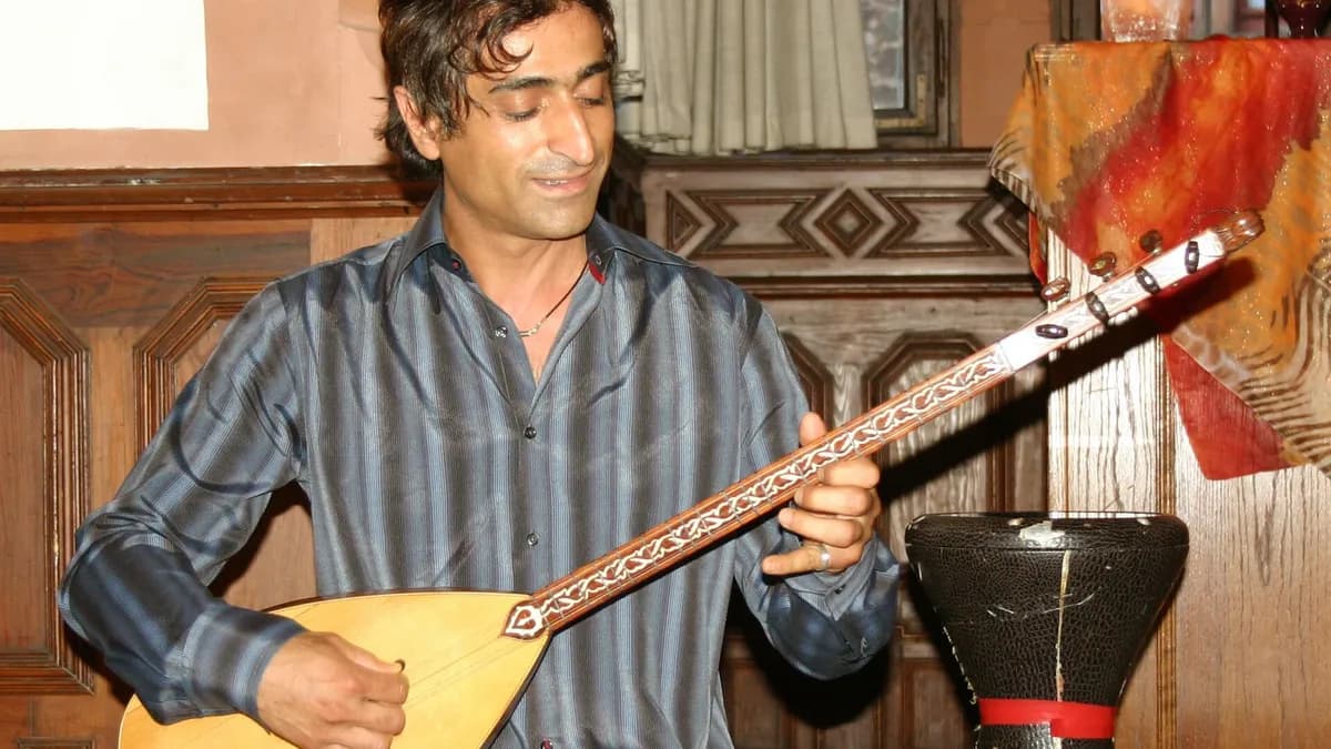 Muzičar svira saz, dugovrati žičani instrument