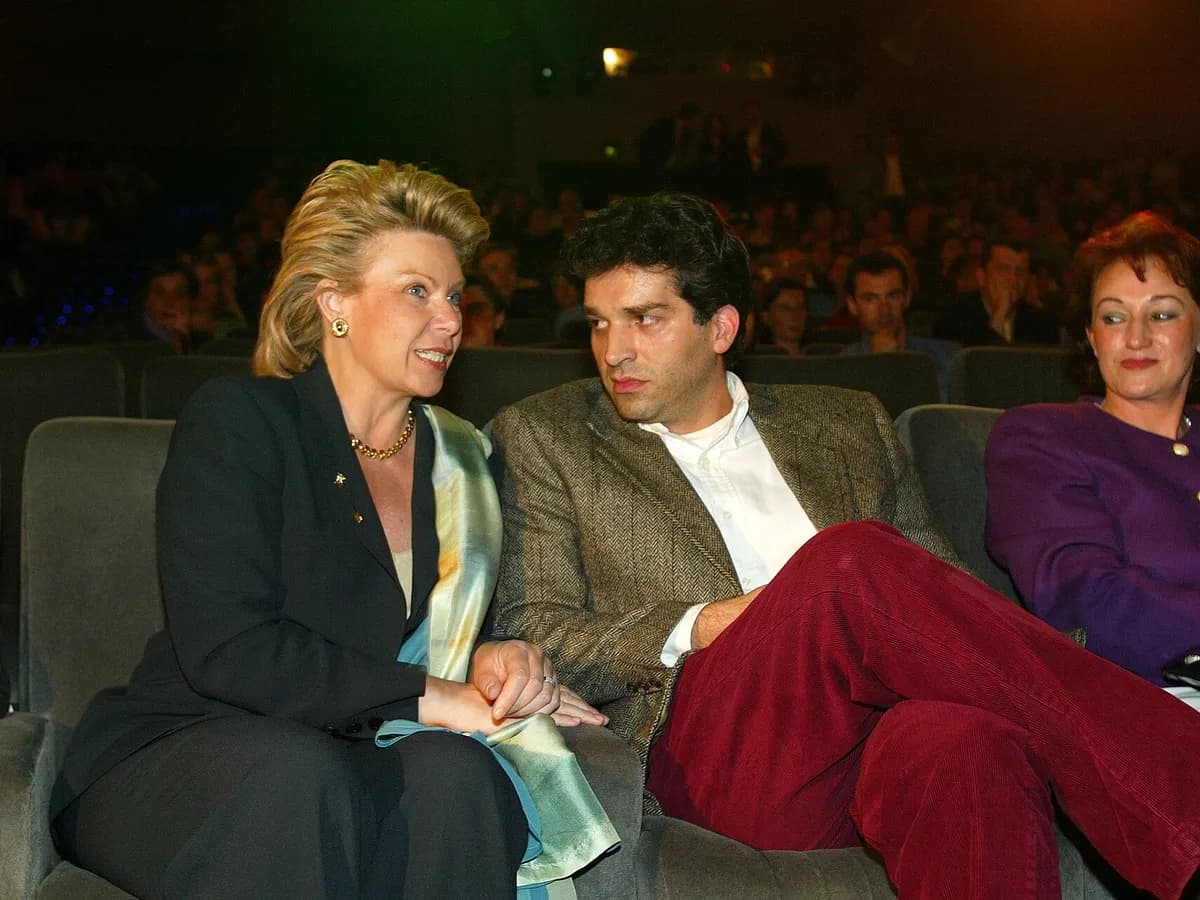 Danis Tanović i evropska komesarka Viviane Reding na projekciji filma „Ničija zemlja“, 2002.