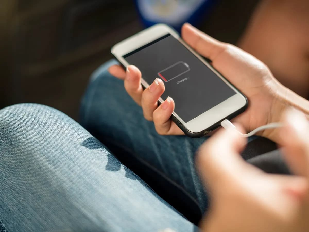 Mobitel s gotovo praznom baterijom