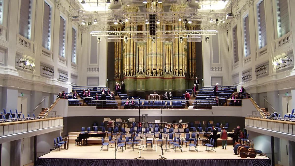 Publika u koncertnoj dvorani pred početak koncerta orkestra i hora