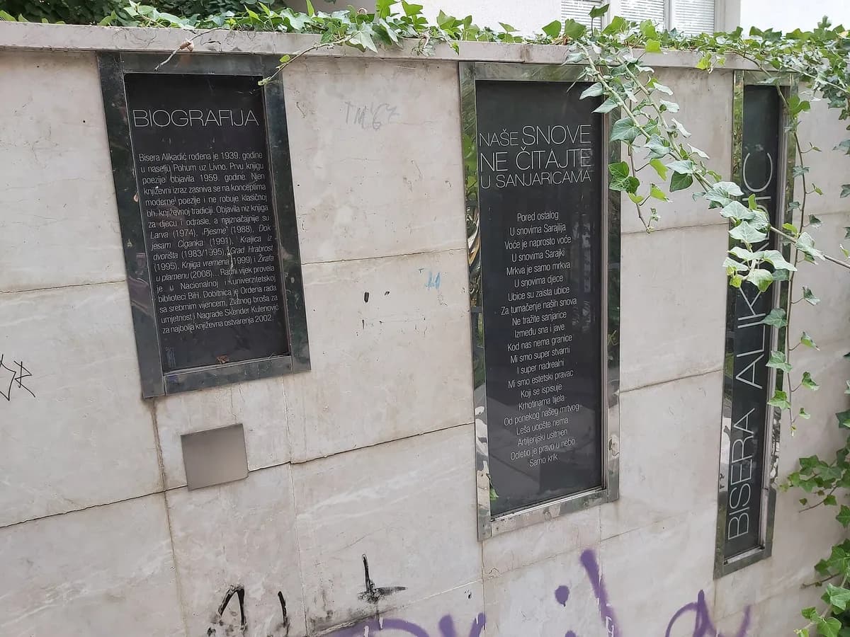 Književnica Bisera Alikadić na Kaptolu u Sarajevu.