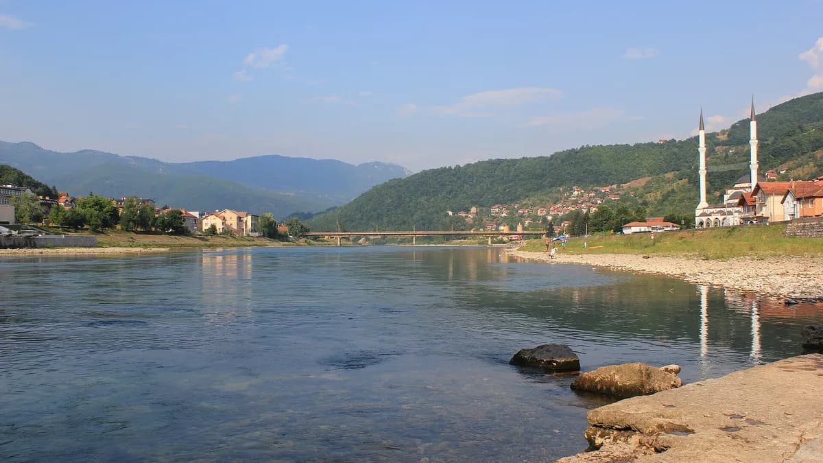 Rijeka Drina u Goraždu (arhivska fotografija grada).