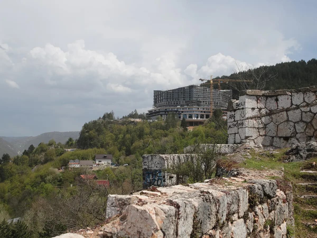 Stambena zgrada u izgradnji u Trebevićkoj ulici iznad Sarajeva, 2025. godine