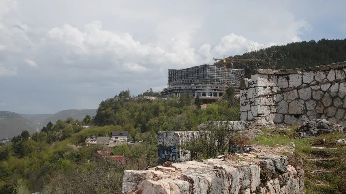 Stambena zgrada u izgradnji u Trebevićkoj ulici iznad Sarajeva, 2025. godine