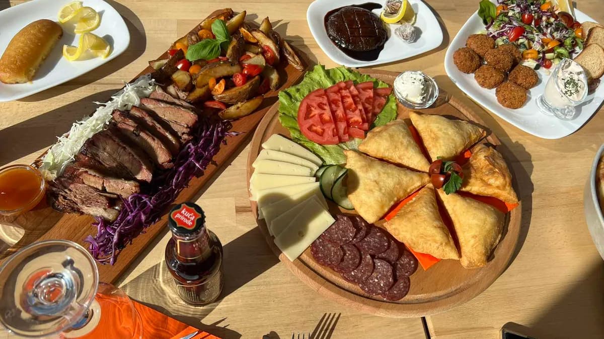 Tradicionalna bosanska jela: peksimeti, meze, suho meso te kolači hurmašice i smokvara