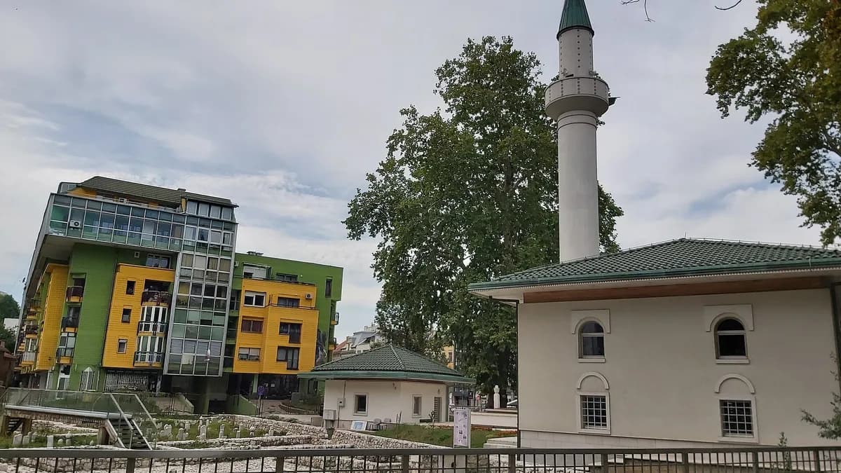 Stambena zgrada Papagajka i Bakr-babina džamija u Sarajevu