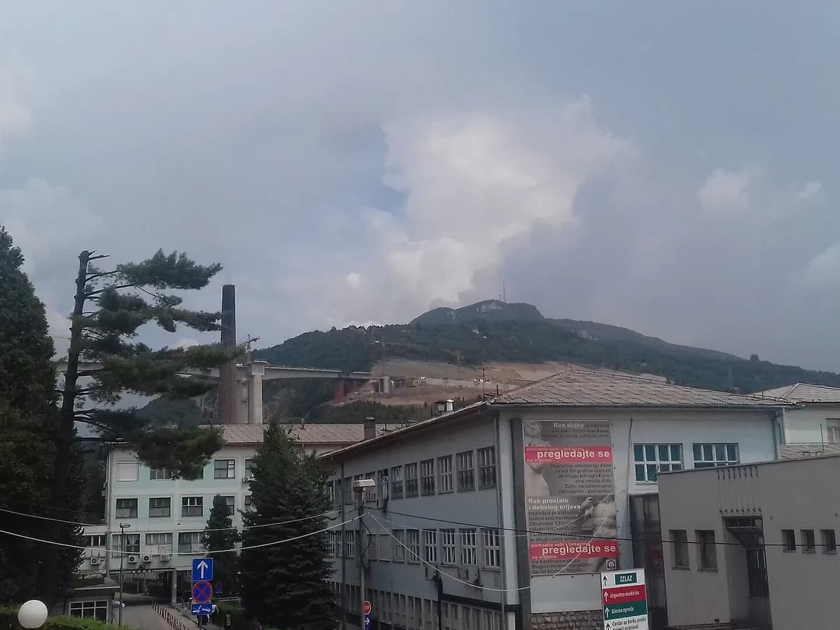 Glavna zgrada Kantonalne bolnice Zenica i autoput u izgradnji iznad nje, snimljeno 2019. godine.