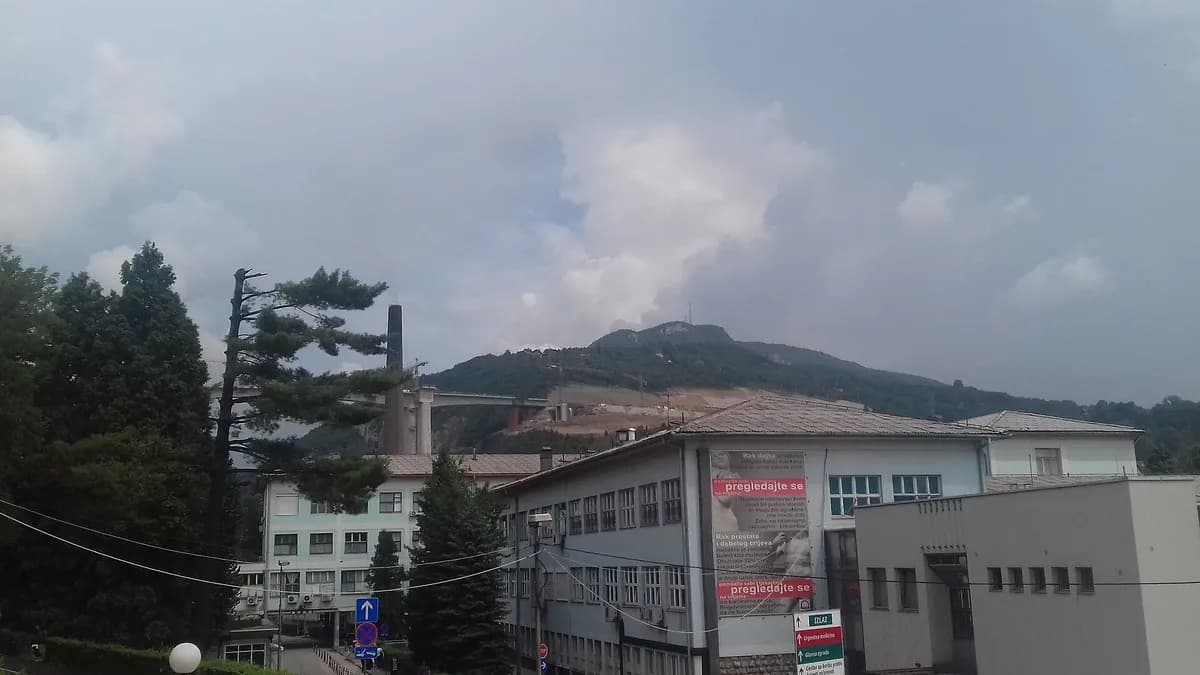 Glavna zgrada Kantonalne bolnice Zenica i autoput u izgradnji iznad nje, snimljeno 2019. godine.