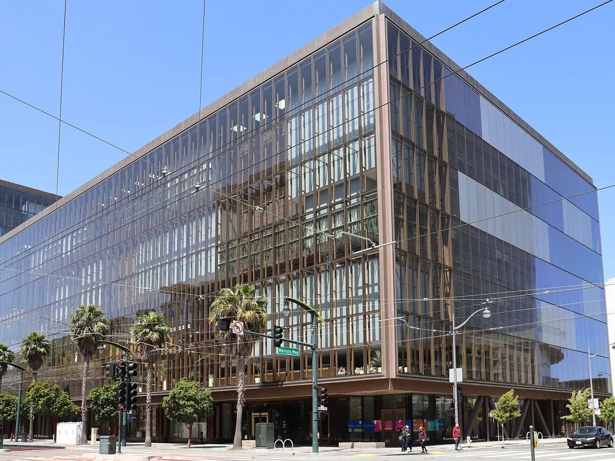 Poslovna zgrada u ulici 1515 Third Street u San Franciscu, u kojoj je u vrijeme snimanja u junu 2025. bilo sjedište kompanije OpenAI.