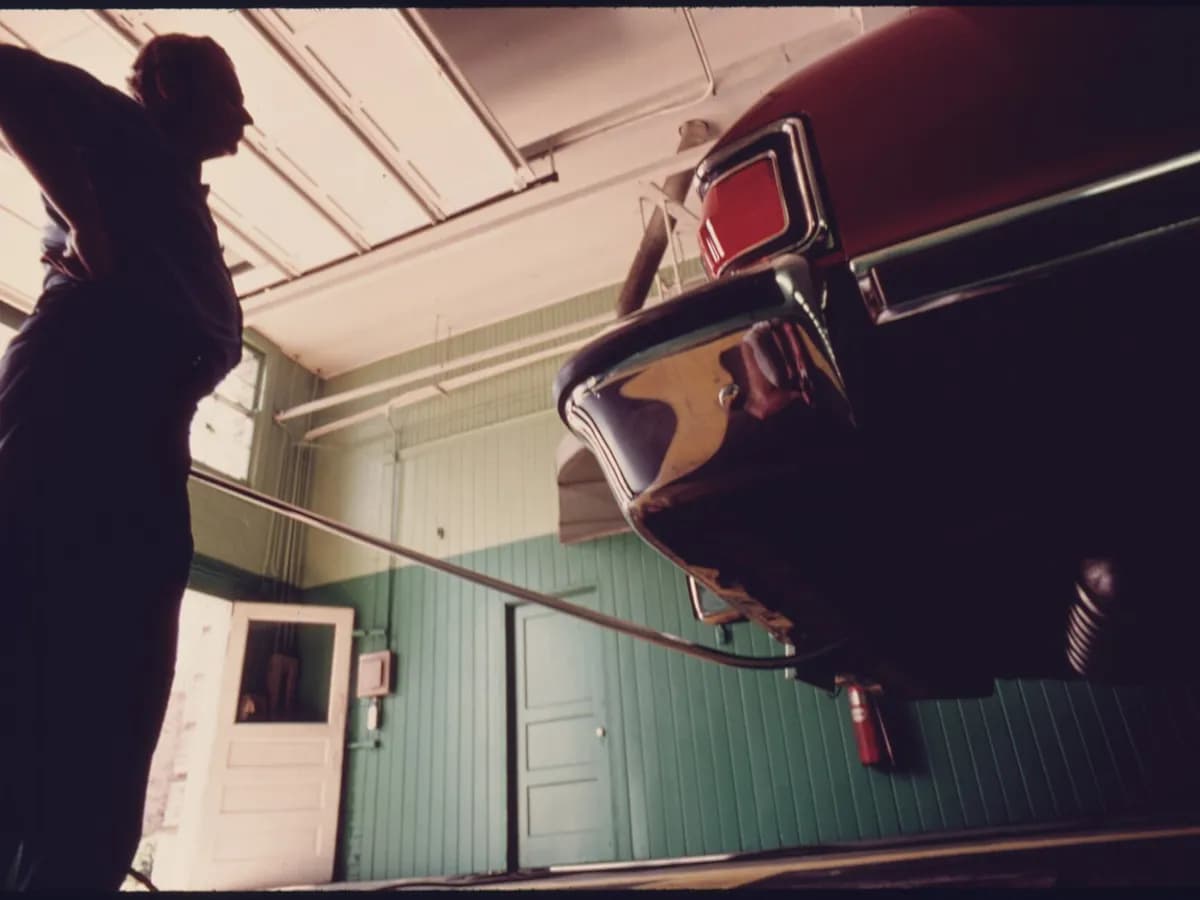 Mjerenje izduvnih gasova automobila na stanici za kontrolu emisija u SAD-u, 1970-ih