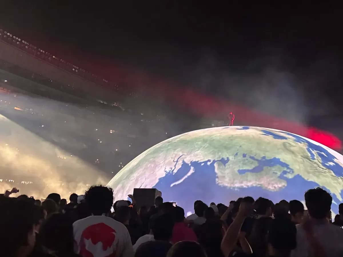 Kanye West tokom nastupa na stadionu Soldier Field u Chicagu 2026. godine.