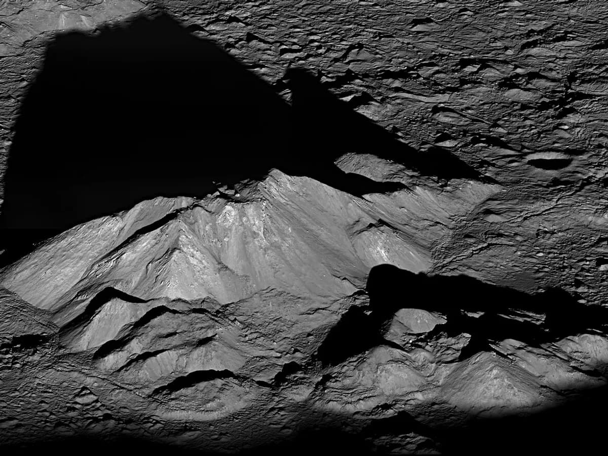 Ilustracija: površina Mjeseca, središnji vrh kratera Tycho na snimku NASA-ine sonde Lunar Reconnaissance Orbiter.
