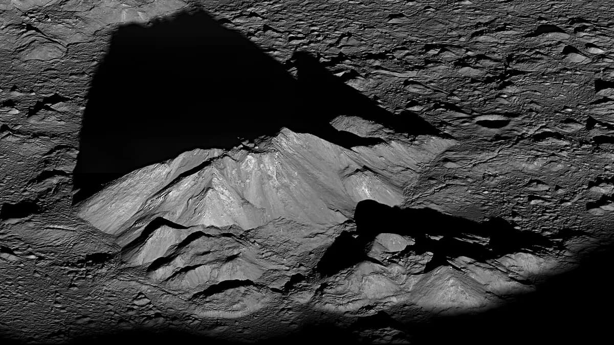Ilustracija: površina Mjeseca, središnji vrh kratera Tycho na snimku NASA-ine sonde Lunar Reconnaissance Orbiter.