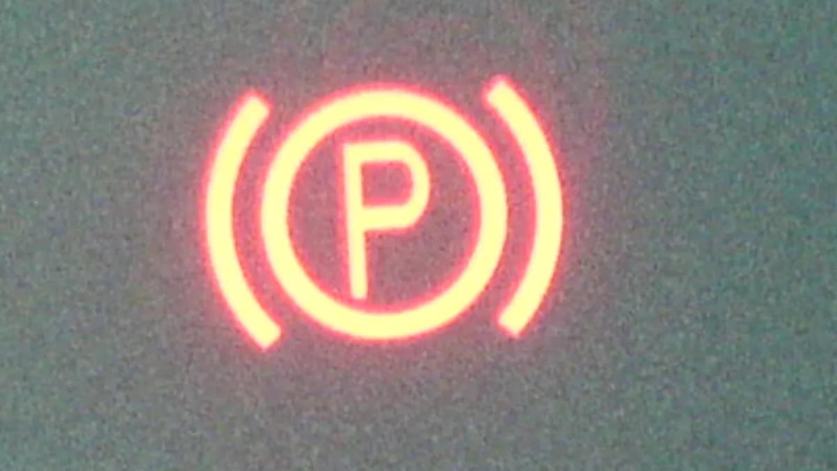 Upaljena kontrolna lampica na instrument tabli automobila