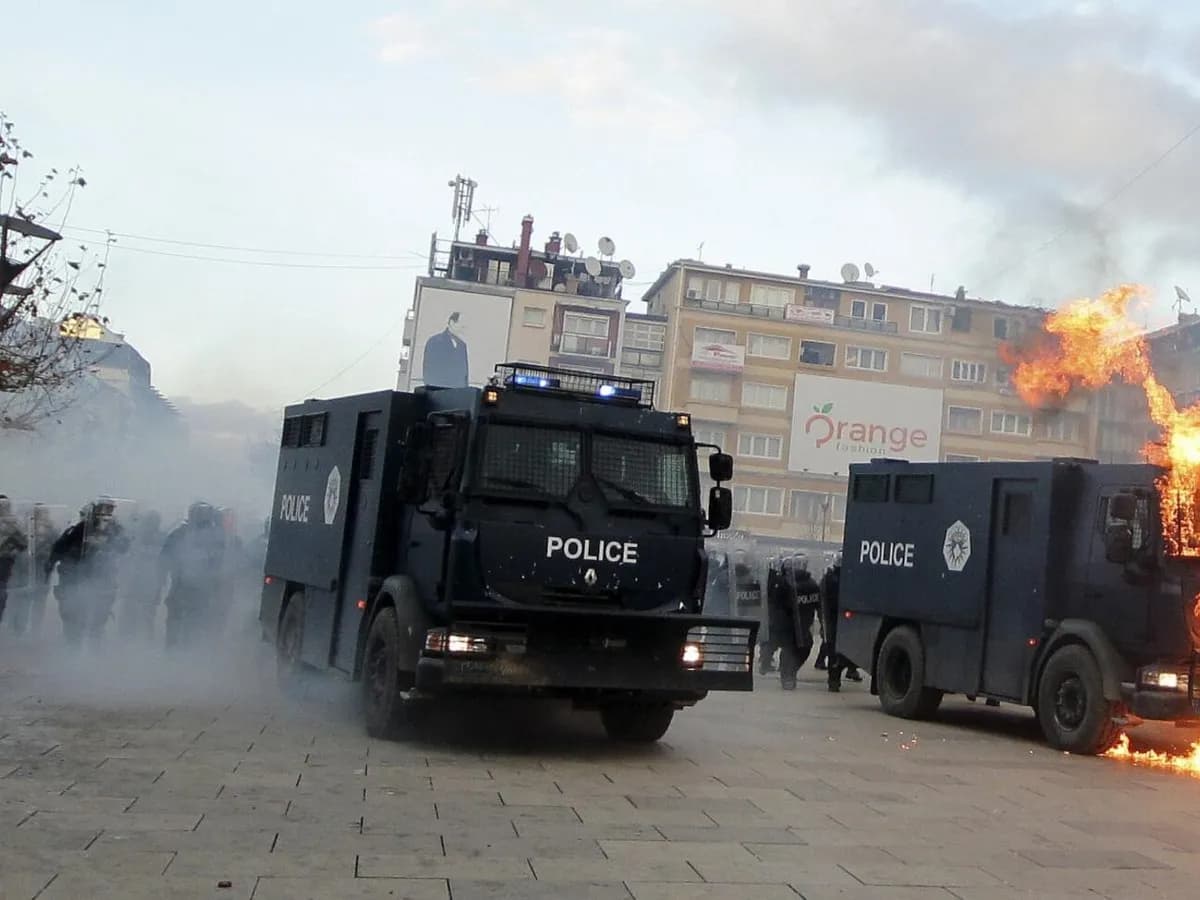 Kosovska policija baca suzavac