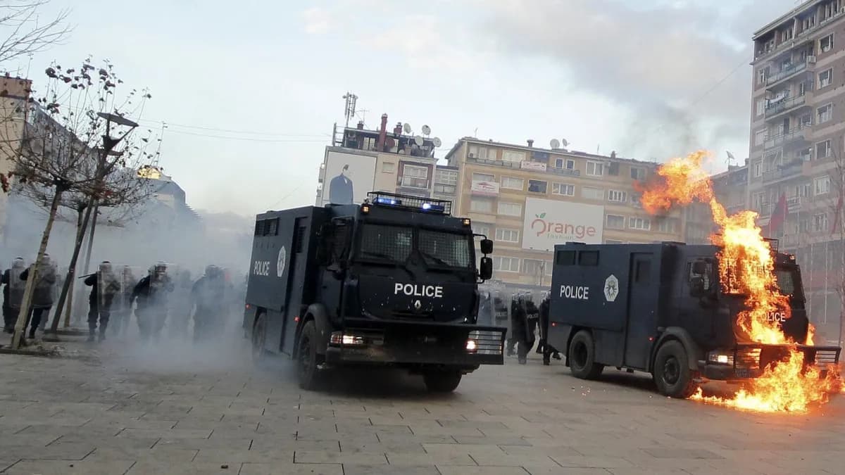 Kosovska policija baca suzavac