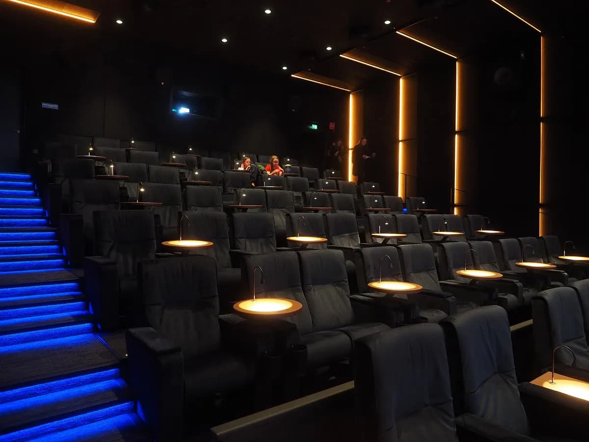 Kino sala sa sjedištima i platnom
