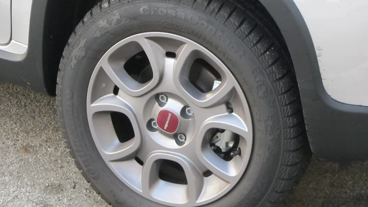 Ilustracija: točak sa zimskom gumom na malom automobilu Fiat Panda 4x4.