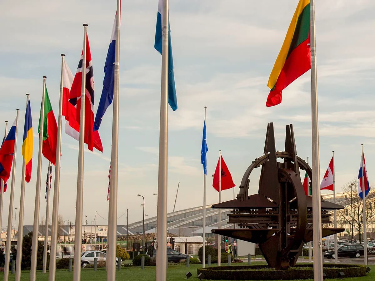 Zastave članica NATO-a na ulazu u sjedište saveza u Briselu