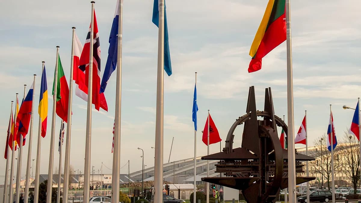 Zastave članica NATO-a na ulazu u sjedište saveza u Briselu