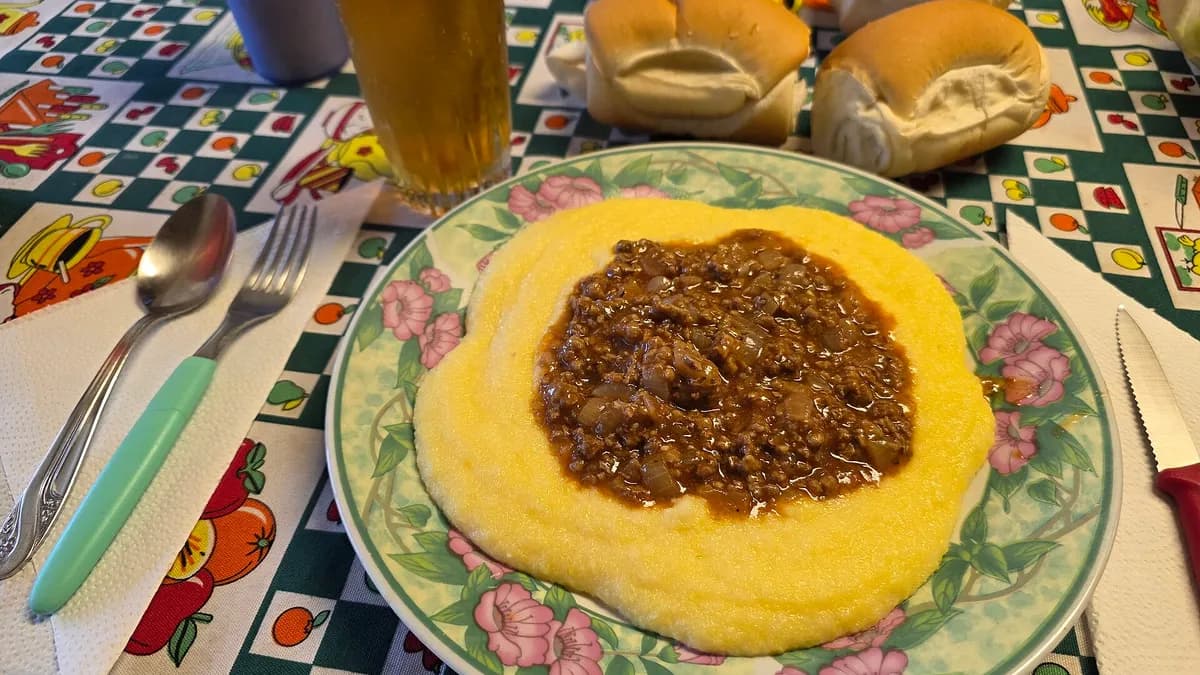 Kaša od kukuruznog brašna poslužena s umakom od mesa