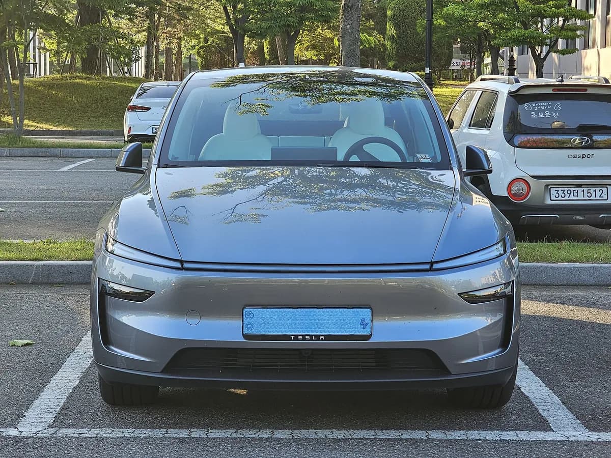Ilustracija: električni SUV Tesla Model Y Dual Motor First Edition (Juniper) u srebrnoj boji.