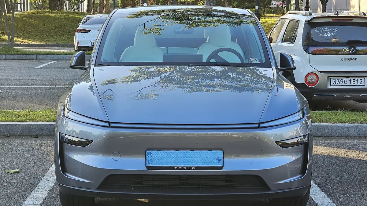 Ilustracija: električni SUV Tesla Model Y Dual Motor First Edition (Juniper) u srebrnoj boji.