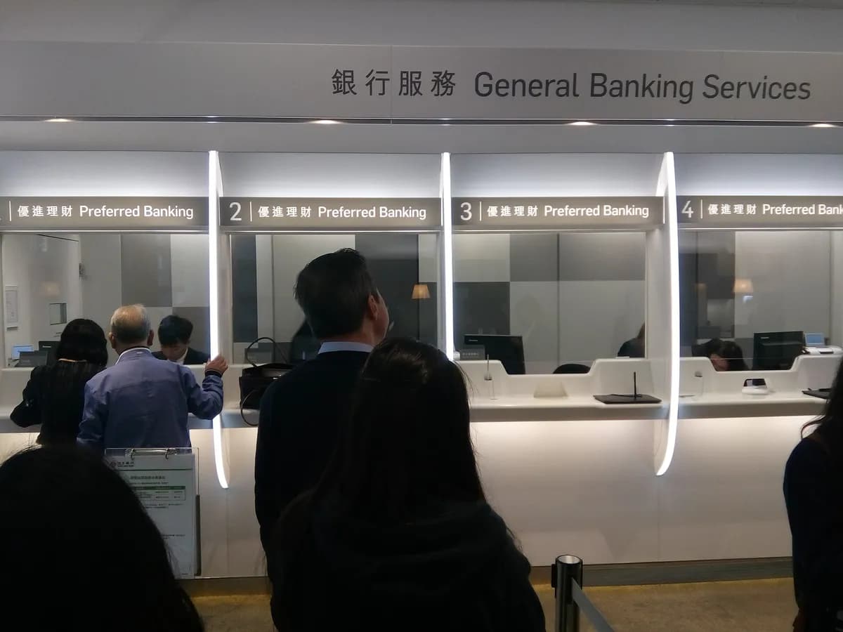 Šalteri u poslovnici banke u Hong Kongu