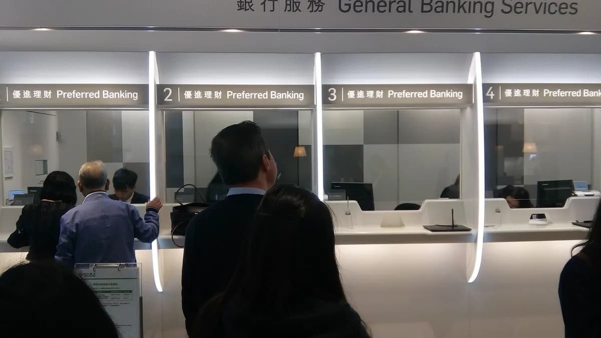 Šalteri u poslovnici banke u Hong Kongu