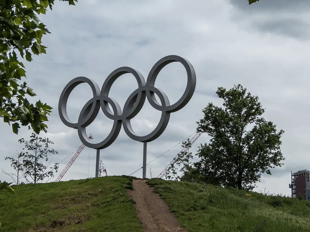 Ilustracija: olimpijski krugovi u Olimpijskom parku u Stratfordu u Londonu.