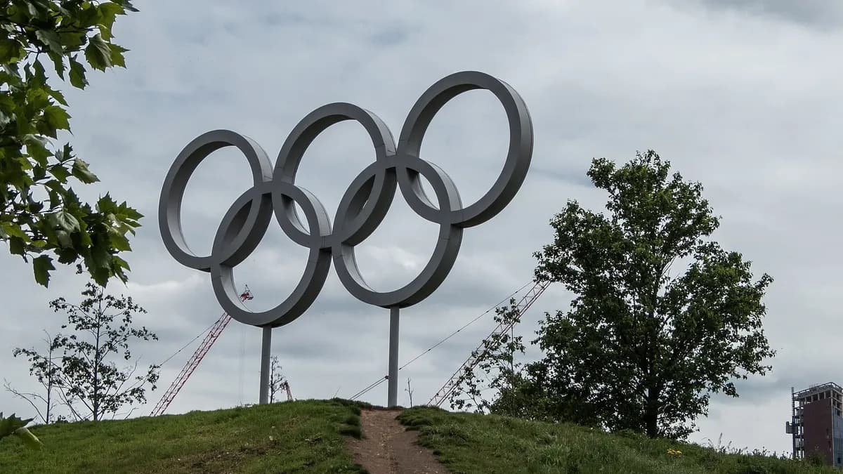 Ilustracija: olimpijski krugovi u Olimpijskom parku u Stratfordu u Londonu.