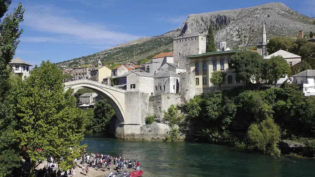 Stari most na Neretvi u Mostaru, snimljen u oktobru 2024. godine.