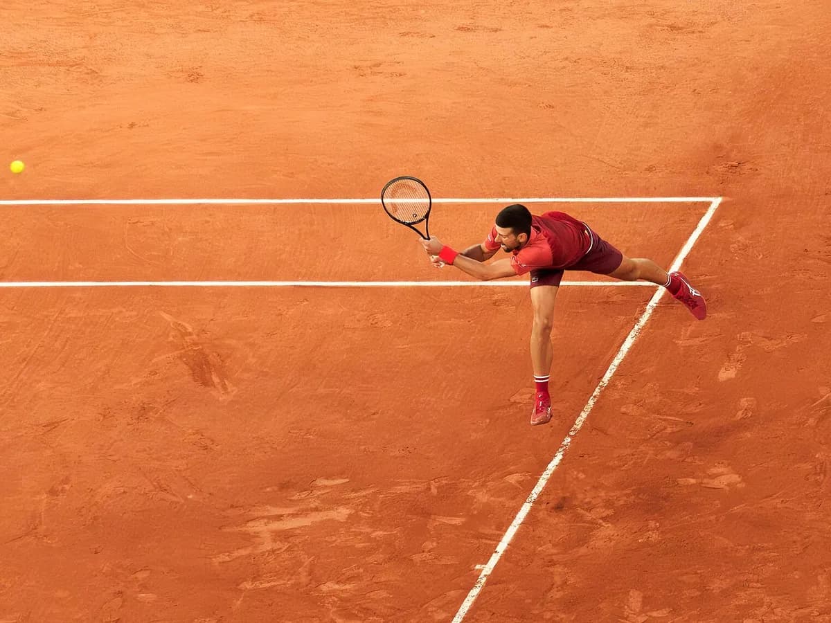 Novak Đoković vraća servis bekhendom na Roland Garrosu 2024. godine.