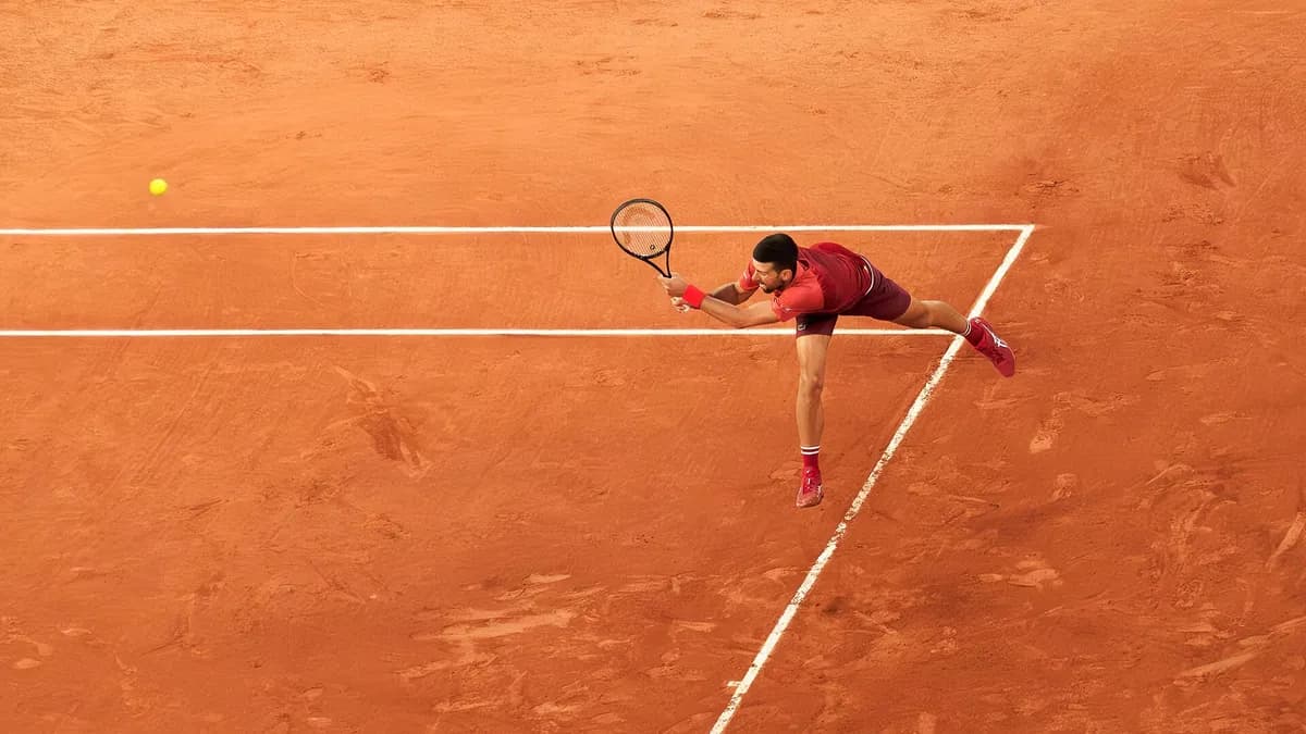Novak Đoković vraća servis bekhendom na Roland Garrosu 2024. godine.