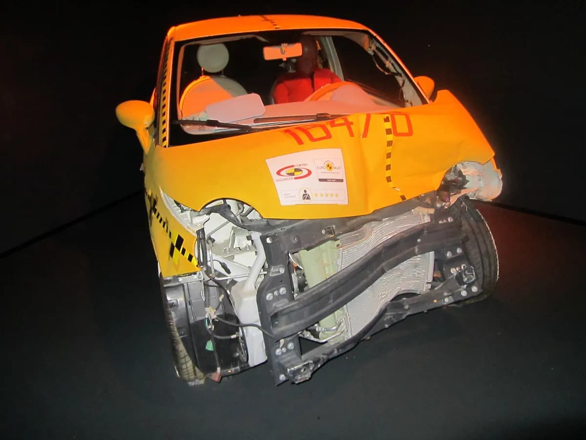 Automobil nakon crash testa izložen u muzeju automobila u Torinu