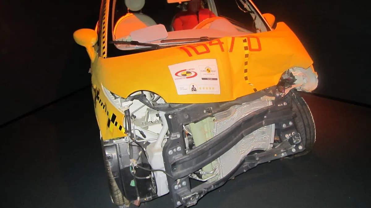 Automobil nakon crash testa izložen u muzeju automobila u Torinu