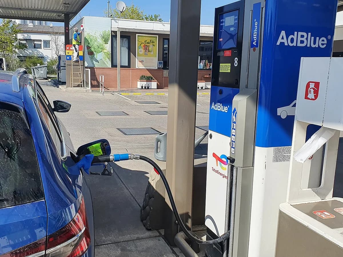 Ilustracija: dizelska Škoda Superb Combi na pumpi za AdBlue u Minhenu.